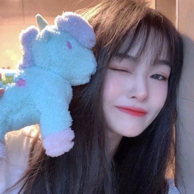 别惹那个抱玩偶的，她打架贼凶